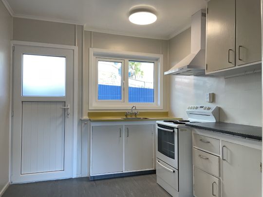 Quite & Cosy 2 Bedroom Home in Silverstream - Rent Negotiable - Photo 1