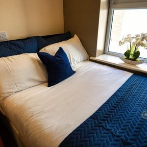 1 bedroom in a flat share to rent - Photo 2