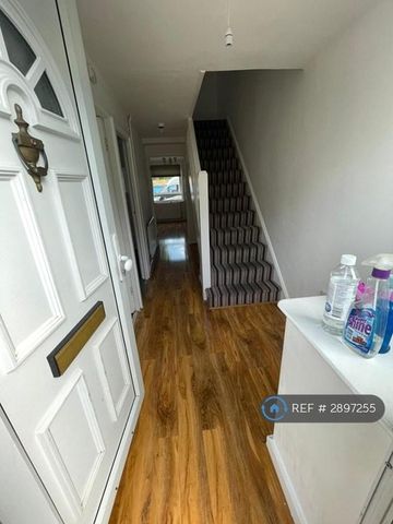 3 bedroom flat to rent - Photo 5