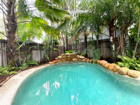 SPECTACULAR QUEENSLANDER OASIS + POOL + PERFECT LOCATION - Photo 3