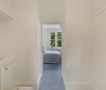 Traditional townhouse in the heart of Kensington - Photo 3