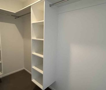 Modern 2-Bedroom Townhouse with Private Courtyard - Secure & Stylis... - Photo 4