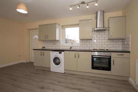 2 bedroom flat to rent - Photo 3
