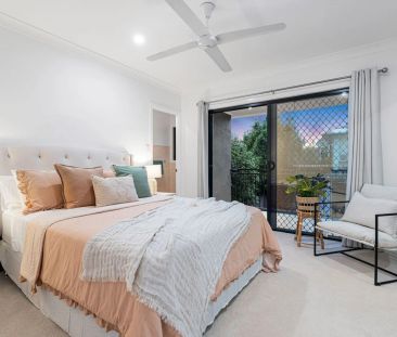 Modern Townhome Living with Private Balcony & Courtyard - Photo 5