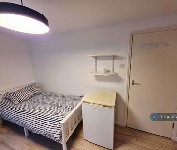 1 bedroom in a flat share to rent - Photo 6