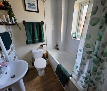 Watch Elm Close - Photo 5