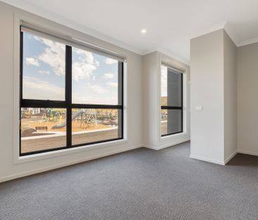 Brand New 4 bedroom townhouse overlooking large park! - Photo 6