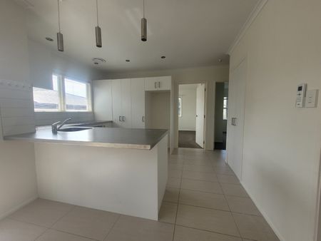 Large spacious 5 Bedroom home - Photo 2