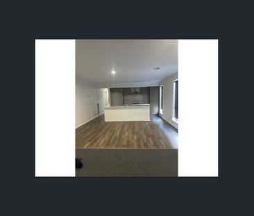 Spacious 4-Bedroom Family Home with Modern Elegance in Winter Valley - Photo 3