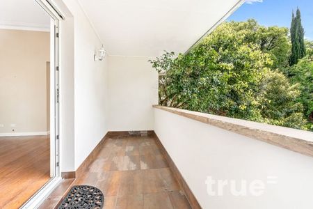 ELECTRICITY INCLUDED = MODERN APARTMENT IN PRIME LOCATION - Photo 3