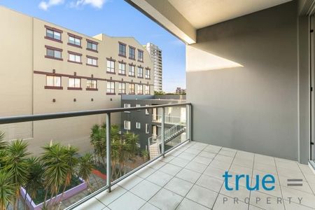 SPLIT-LEVEL EXECUTIVE APARTMENT IN PRIME LOCATION - Photo 3