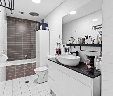 Ground Floor Full-Brick Apartment With Private Courtyard - Photo 2