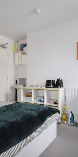1 bedroom in a house share to rent - Photo 1
