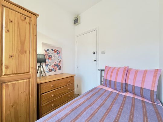 1 bedroom in a flat share to rent - Photo 1