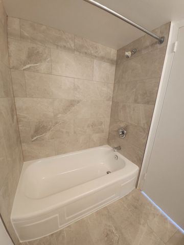 Ville-Marie : Appartement rénové de 2 chambres et 2 salles de bain offert en location semi-meublée ! - Photo 5