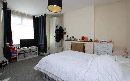 *** STUDENT PROPERTY *** A large four bedroom student home in Filton. Available on a furnished basis in August. Bills excluded. - Photo 3