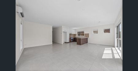 Park-facing single level home in a highly desirable location! - Photo 4