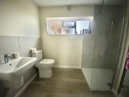 4 bedroom detached house to rent - Photo 4