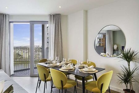 Stunning 3-Bedroom Flat with Amenities, Pet-Friendly, and Close to Battersea Power Station - Photo 5