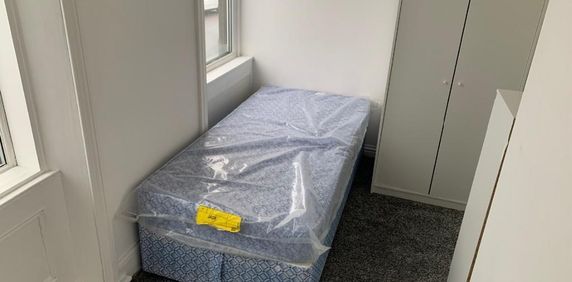 1 bedroom in a house share to rent - Photo 2