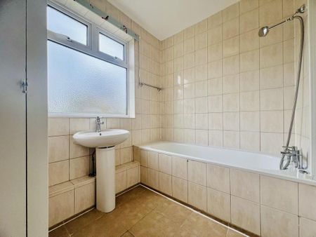 4 bedroom semi-detached house to rent - Photo 3