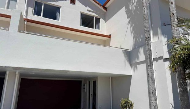 Modern 3-Storey Townhouse - Freshly Updated! - Photo 1