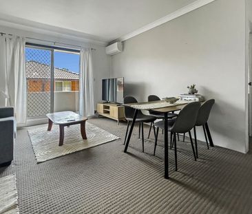 Bright and spacious top floor apartment in ideal location - Photo 1