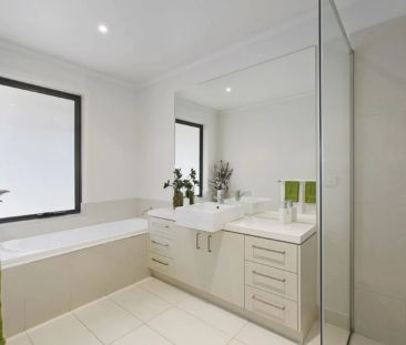 STREET FRONT PRIVATE TOWNHOUSE, WALKING DISTANCE TO SOUTHLAND! - Photo 3