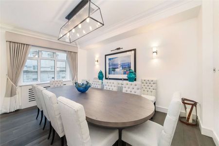 Beautiful interior designed 1st floor flat with generous proportions, 24 hour porter, air conditioning in the main bedrooms and communal gardens access. - Photo 3