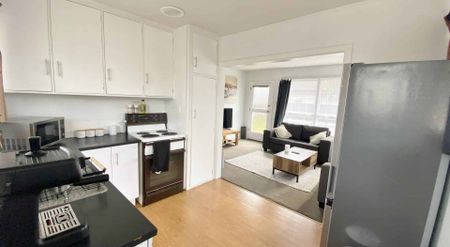 ST ALBANS - TIDY TWO BEDROOM UNIT WITH HEAT PUMP AND SINGLE GARAGE - Photo 3