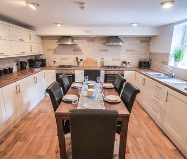 Fantastic 7 Bed House Share in Burley! Room 4 - Photo 2