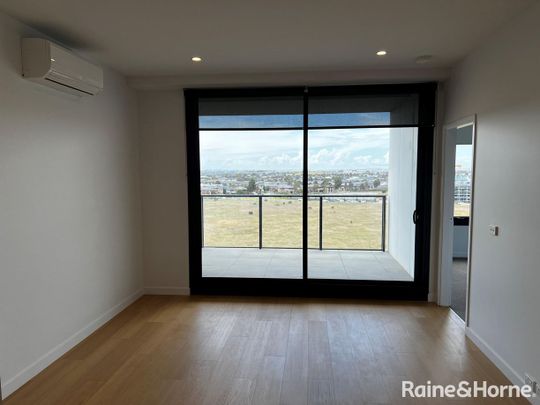 Splendid 2Br Top Floor Lancaster Apartment in Williams Landing! - Photo 1