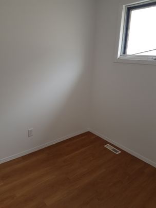 1929 WALLACE 2 BEDROOM HOUSE QUIET NEIGHBOURHOOD - Photo 1