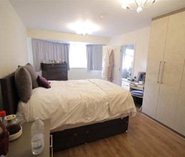 6 bedroom detached house to rent - Photo 2