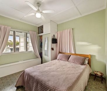 Charming Queenslander with Wide Verandas and Expansive Backyard - Photo 5