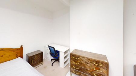 4 bedroom semi-detached house to rent - Photo 3