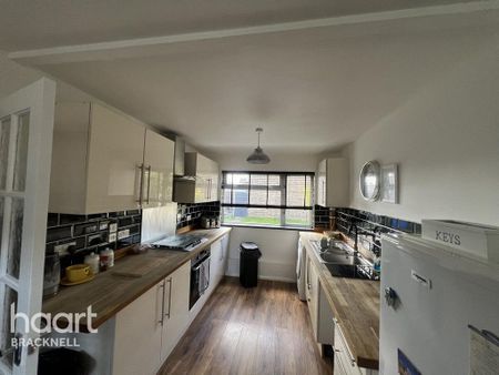 4 bedroom semi-detached house to rent - Photo 2