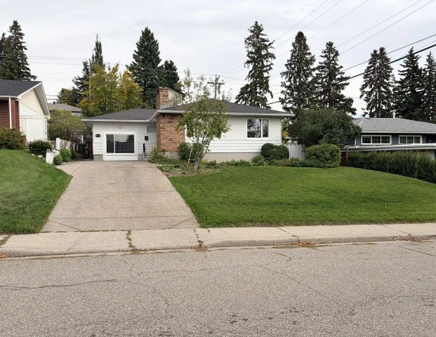 4-Bedroom in a Great Neighbourhood w/t perfect work from home space — 4 Bedrooms House - Photo 1