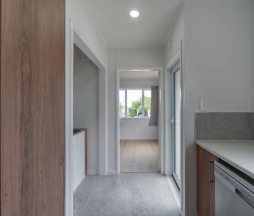 Refreshed Three Bedroom Home near the Hospital - Photo 4