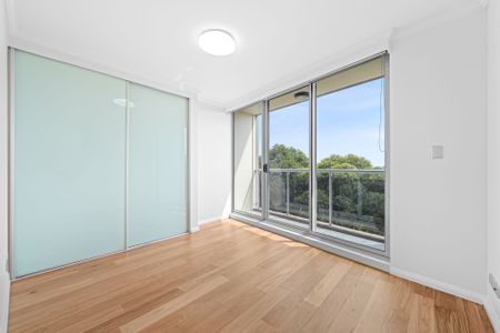 Modern Apartment With Two Balconies - Prime Chatswood Location - Photo 5