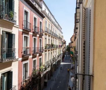 Find a room with window with street view in 7-bedroom apartment, Lavapiés - Photo 4