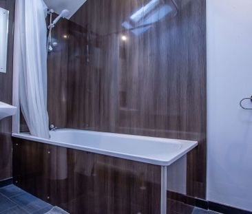 Contemporary 5 bed property on Coburn Street - Photo 1