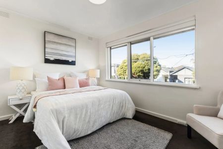 Spacious First-Floor Apartment in Boutique Ripponlea Block- WATER INCLUDED ON RENT! - Photo 4