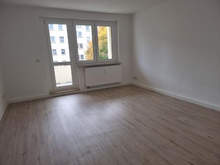 Schmucke Zweiraumwohnung mit Einbauküche und Balkon! - Foto 3