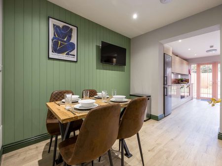 OX Living is proud to present this high-quality 8-bedroom co-living property, perfect for working professionals looking for stylish, stress-free living. Room 5 - Photo 2