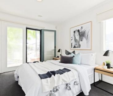 Low-Maintenance, Light-Filled Townhouse in the Heart of Richmond - Photo 2