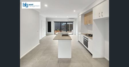 Modern & Stylish 3-Bedroom Townhouse in a Prime Location - Photo 3