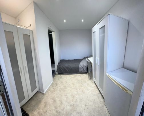 Studio Flat, Bennett Road, E13 - Photo 1