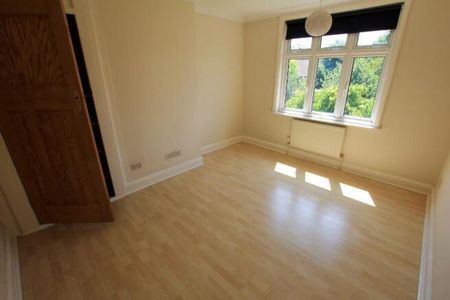 4 bedroom semi-detached house to rent - Photo 4