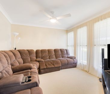 Modern Family Home with Pool - Pet Friendly - Photo 2